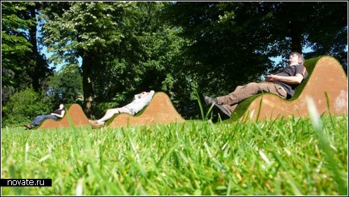 Травяные шезлонги Lawnge chairs для парков Голландии