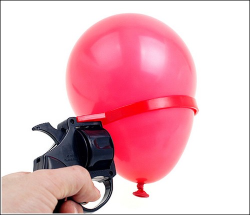 имитируя игру в русскую рулетку. Соответственно, как и в настоящей игре