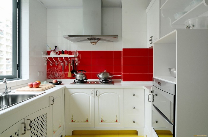 Яркая плитка – самый простой способ украсить кухню