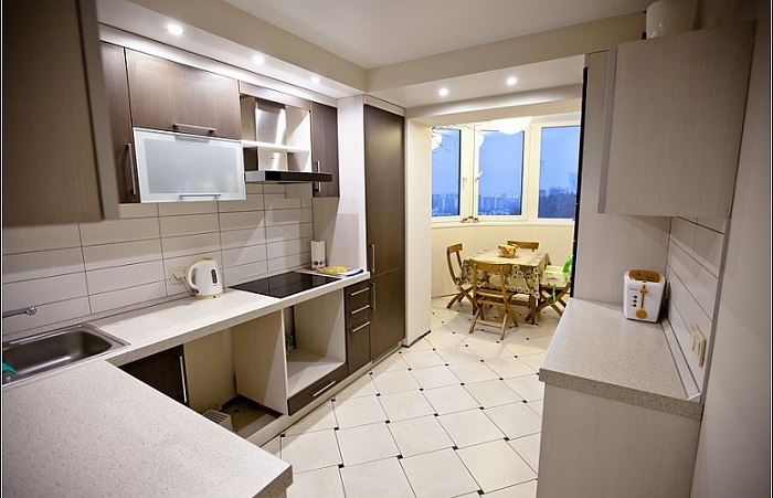 Кухня, совмещенная с балконом, добавит помещению пару метров