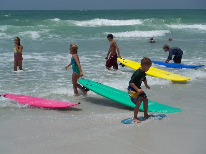 В австралийских школах детей учат кататься на серфинге