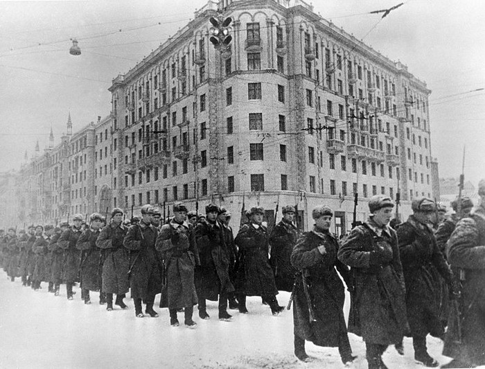 Советские солдаты идут на фронт