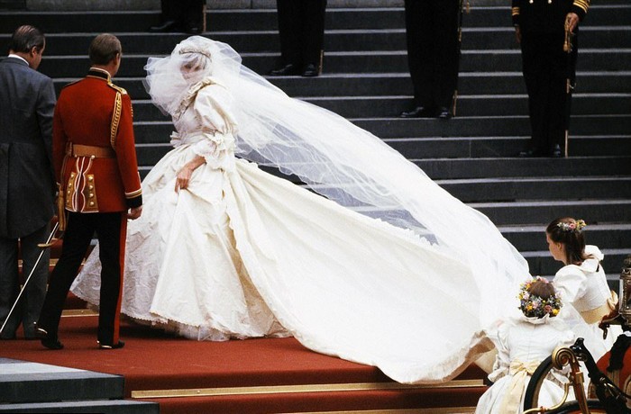 Так вот, почему леди Ди всё время придерживала свадебное платье…