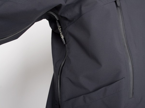 Стильные куртки GT-J5A от Acronym буквально «нафаршированы» интересными решениями