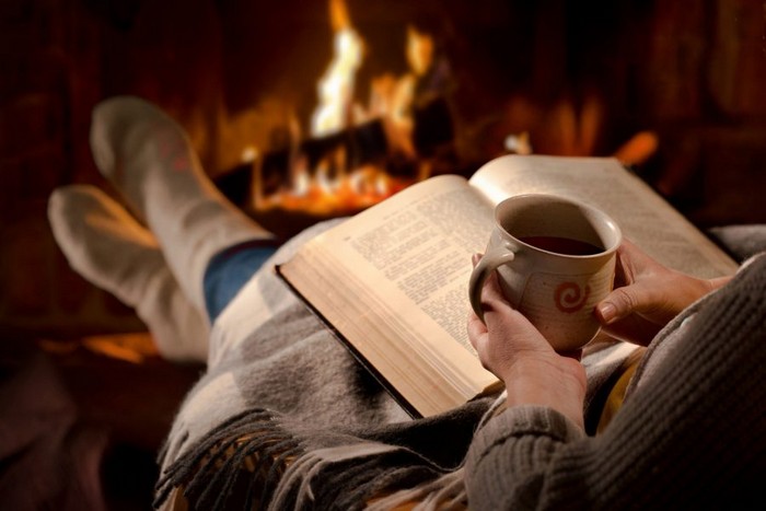 Провести рождественский вечер в обществе семьи и хорошей книги – что может быть уютнее?