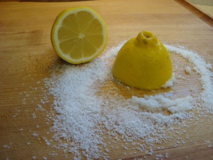 Чистим разделочную доску солью и лимоном.