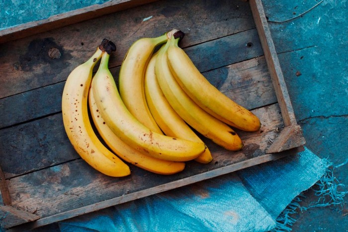 Даже бананы можно кушать с королевским изяществом.