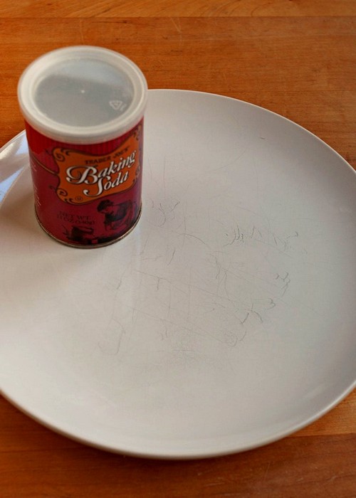 Тарелка с царапинами на поверхности до применения соды.