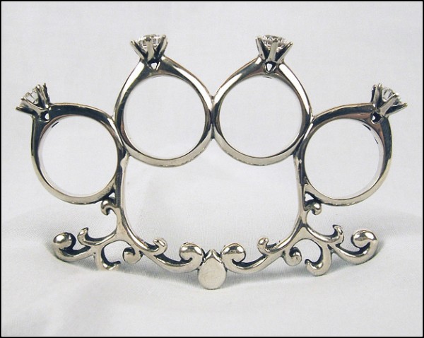Обзор самого женского оружия: кольцо-кастет для будущей невесты