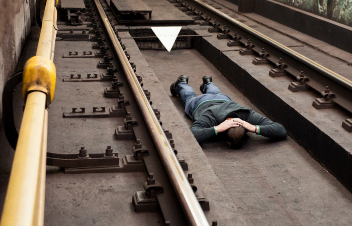 Инструкция, которая спасет жизни: что делать при падении на рельсы в метро