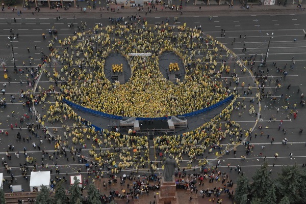 Смайлик от челябинцев - флешмоб-улыбка всему миру и Дм. Медведеву лично Смайлик от челябинцев - флешмоб-улыбка всему миру и Дм. Медведеву лично