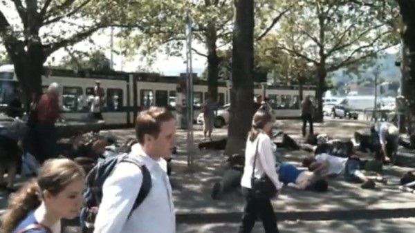 Массовый и шокирующий флешмоб от швейцарских гринписевцев Массовый и шокирующий флешмоб от швейцарских гринписевцев