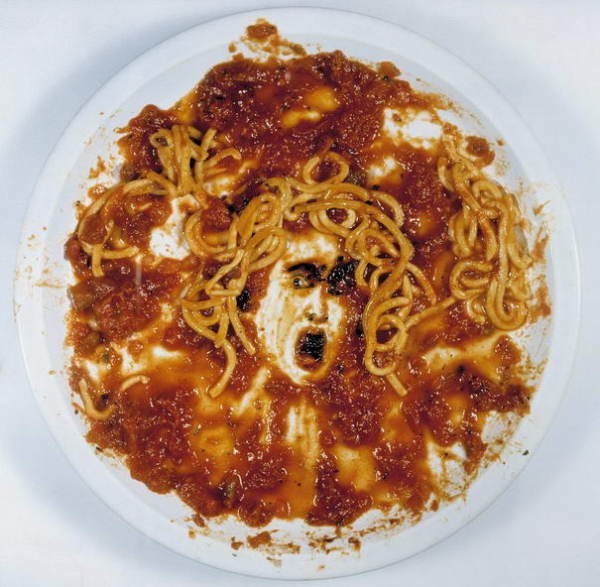 Медуза, нарисованная спагетти и соусом