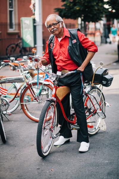 Жители Нью-Йорка со своими велосипедами.