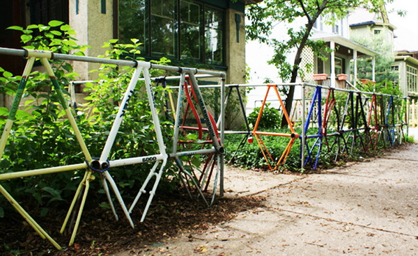 Ограда из старых велосипедных рам