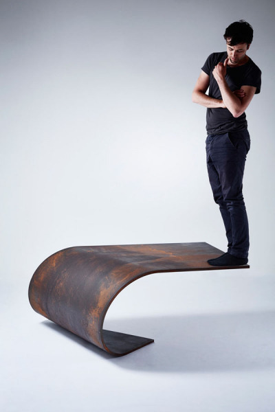 Poised: идеально сбалансированный стальной стол