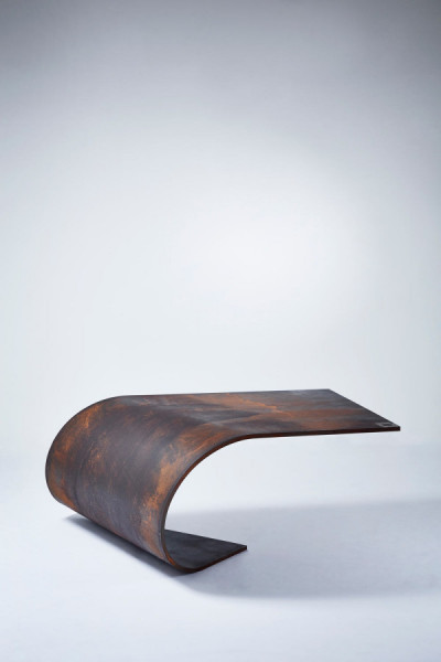 Poised: сбалансированный стол из стали