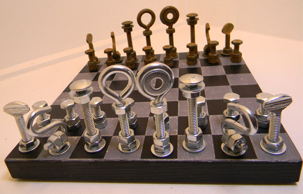 Шахматы из металлических деталей