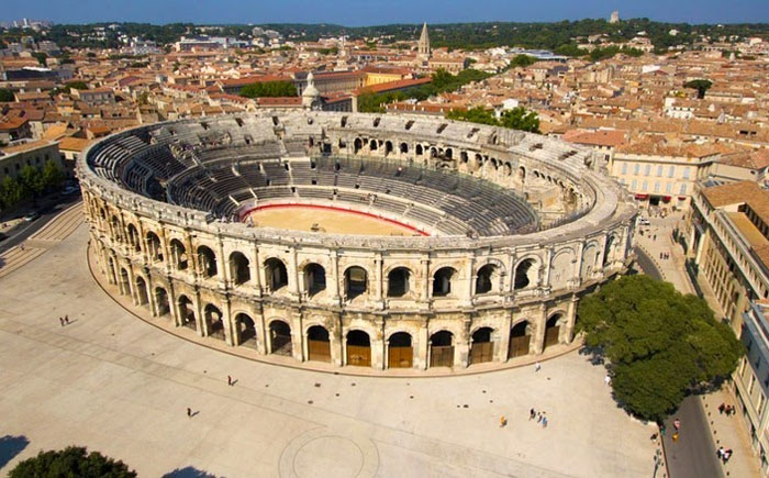 Амфитеатр в Ниме Амфитеатр в Ниме