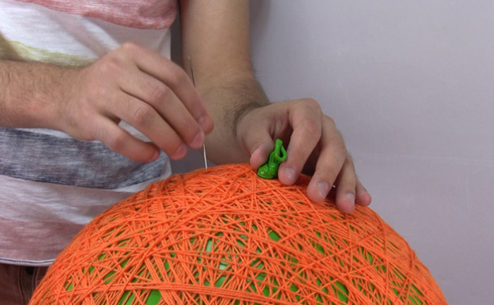 Прокалываем и вытягиваем шарик Прокалываем и вытягиваем шарик