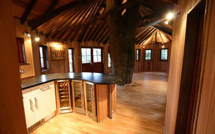 Внутри просторно и светло Внутри просторно и светло