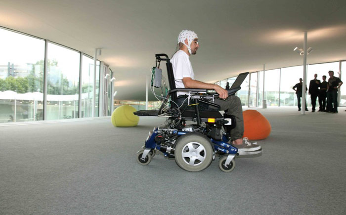 Инвалидная коляска, управляемая силой мысли