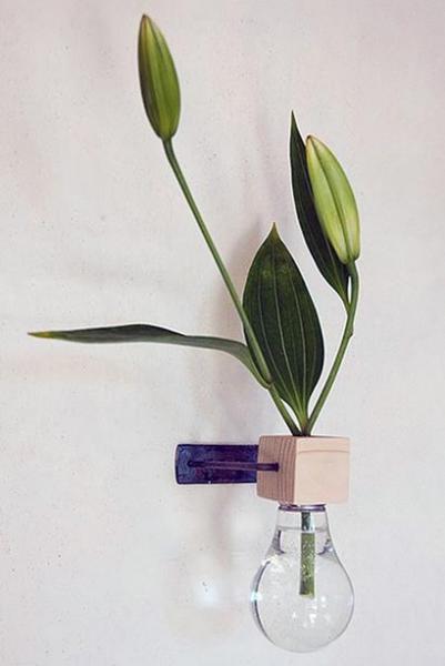 Настенная ваза из лампочки