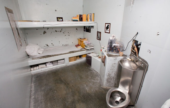 Одиночная камера в тюрьме Пеликан Бэй Одиночная камера в тюрьме Пеликан Бэй