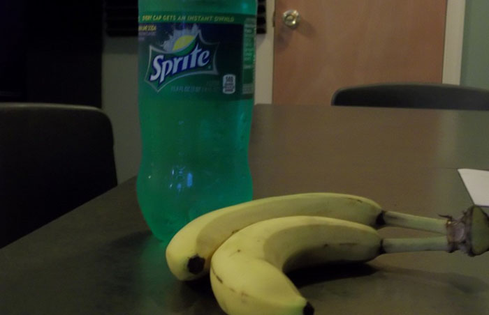 Банан и напиток «Спрайт»