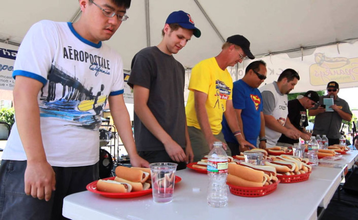 Кафе Spike’s Junkyard Dogs, Бостон: хот-дог Spike’s Кафе Spike’s Junkyard Dogs, Бостон: хот-дог Spike’s