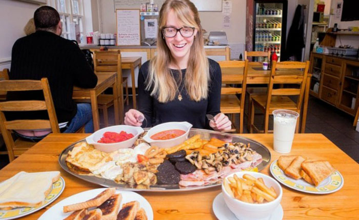 Кафе Corner Cafe, Великобритания: завтрак Мега Монстр Кафе Corner Cafe, Великобритания: завтрак Мега Монстр