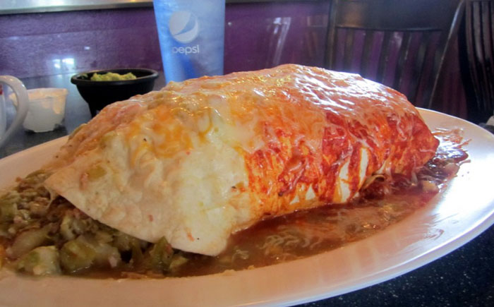 Кафе Jack-N-Grills, Денвер: 3-килограмовый буррито Кафе Jack-N-Grills, Денвер: 3-килограмовый буррито