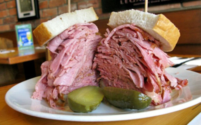 Кафе Corned Beef House, Торонто: сэндвич Corned Beef Кафе Corned Beef House, Торонто: сэндвич Corned Beef