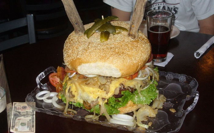 Кафе Mallie’s Sports Bar & Grill, Мичиган: огромный гамбургер Кафе Mallie’s Sports Bar & Grill, Мичиган: огромный гамбургер