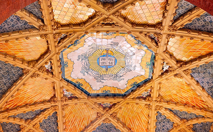 Потолок, обложенный плиткой, в палате Пау Гила