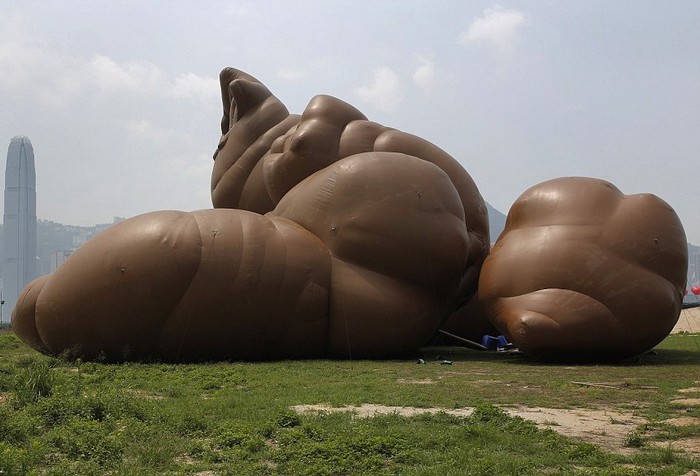 Гигантские надувные экскременты в Гонконге