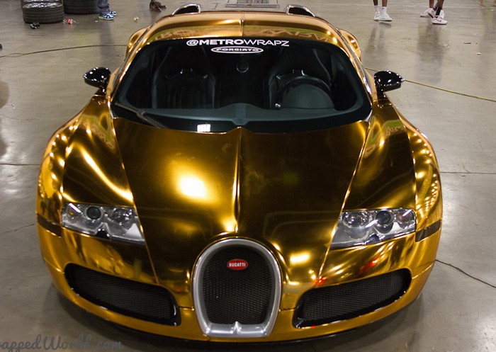 золотой автомобиль 
