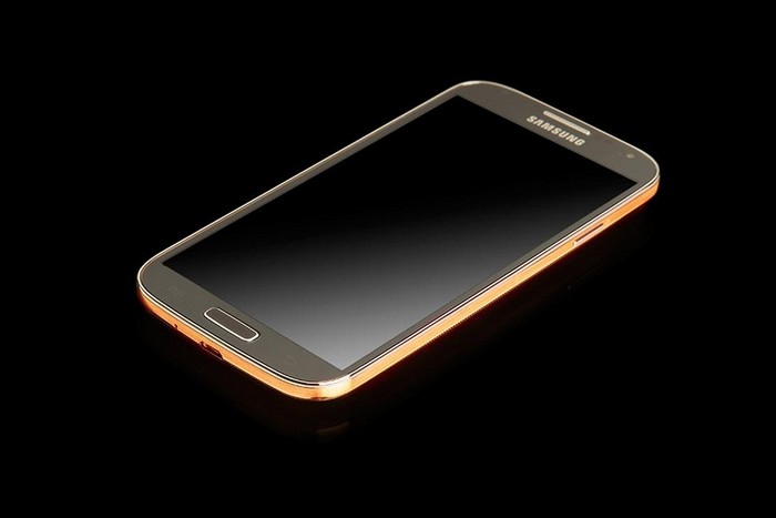 Золотой смартфон Samsung Galaxy S4