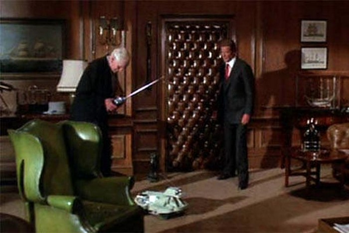 Кью играет с роботом-собакой. Лицензия на убийство