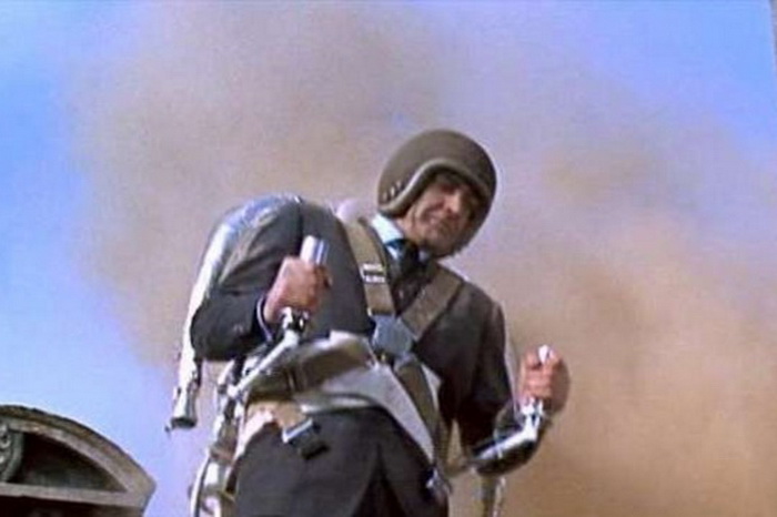 Джеймс Бонд пользуется реактивным ранцем. Шаровая молния