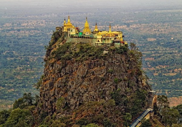 Монастырь Таунг Калат в Мьянме. Источник фото: amazingtouristplaces.com