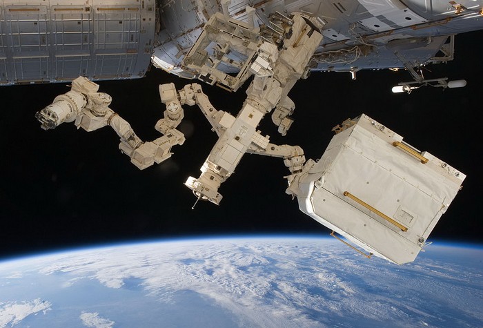 Двурукий манипулятор Dextre Двурукий манипулятор Dextre