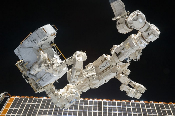 Двурукий манипулятор Dextre Двурукий манипулятор Dextre
