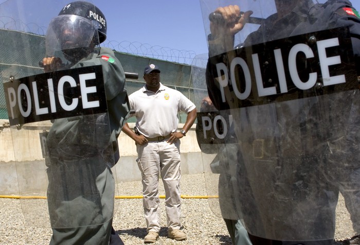 Инструктор компании DynCorp тренирует полицию в Афганистане