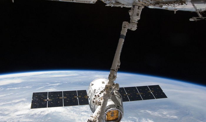 Космический челнок Dragon SpaceX стыкуется с МКС
