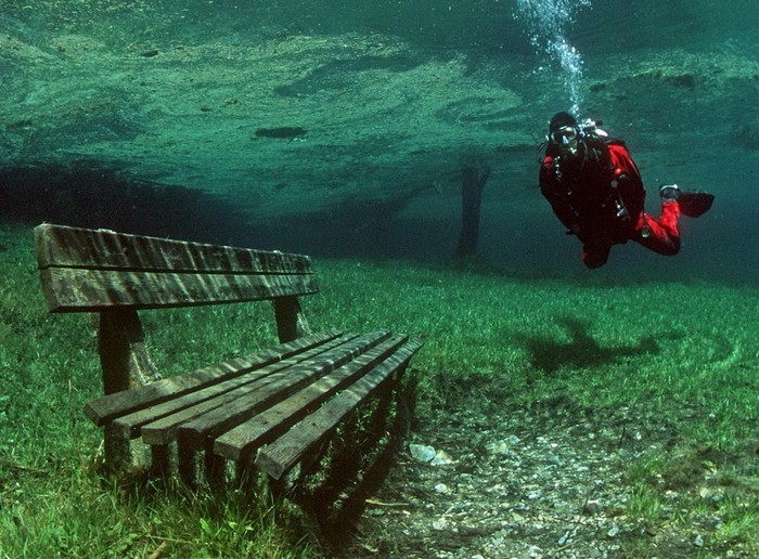 Подводный парк на дне озера Грюнер-Зе в Австрии Подводный парк на дне озера Грюнер-Зе в Австрии