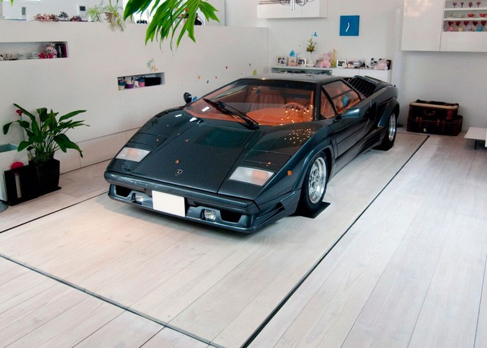 KRE House – дом для настоящего любителя автомобилей KRE House – дом для настоящего любителя автомобилей