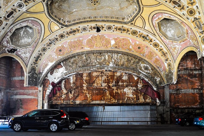 Michigan Theatre – паркинг для настоящих театралов в центре Детройта Michigan Theatre – паркинг для настоящих театралов в центре Детройта