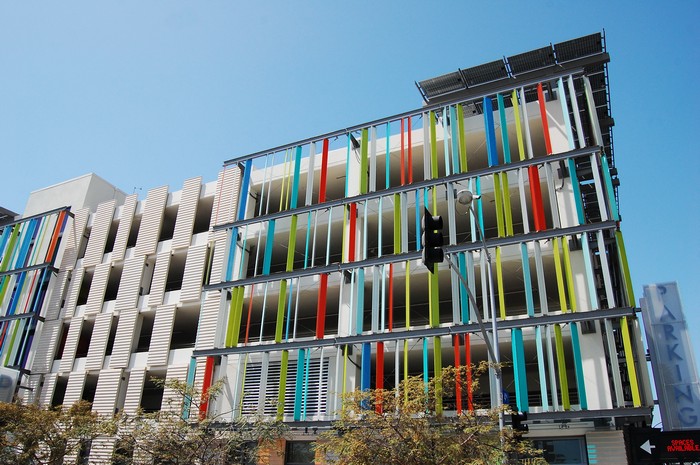 Santa Monica Civic Center Parking Structure – самый яркий и красочный в мире паркинг Santa Monica Civic Center Parking Structure – самый яркий и красочный в мире паркинг
