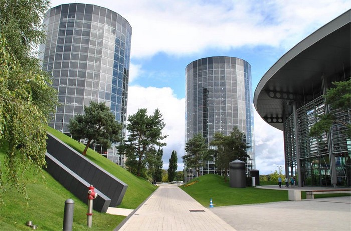 Autostadt – башня-паркинг в технопарке компании Volkswagen Autostadt – башня-паркинг в технопарке компании Volkswagen